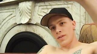 Shane acaricia seu pau grande