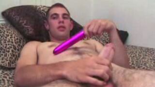 Nick se branle avec des jouets sexuels