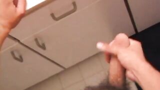 Marcus se masturba en el baño