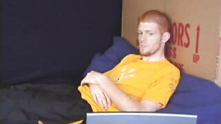 Tristian acariciándose en el baño