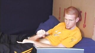 Tristian acariciándose en el baño