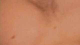 Adam si masturba con un dildo