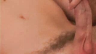 Austin schlägt mit Dildo ab