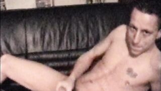 El joven Dominic golpeando su carne