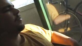 Tony se acaricia su polla rígida