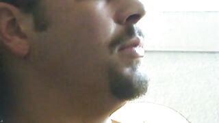 Tony se acaricia su polla rígida