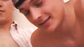 Sexo a três com chupadas e carícias