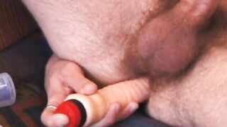 Tye wichst mit Sexspielzeug