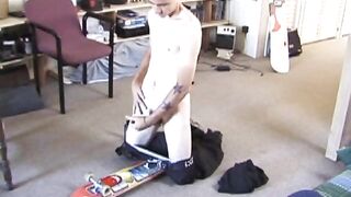 Lo skater Dan che si picchia la carne