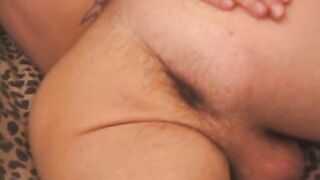 Bryce se masturbando com vibrador
