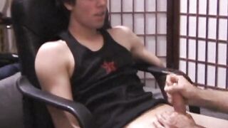 A Jayden le acarician el pene