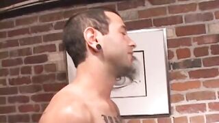 O jovem Tyler e o Tucker chupam pau