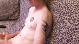 Mason heterosexual masturbándose