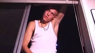 Lanza exhibicionista masturbándose al aire libre