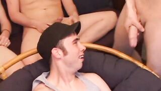 Orgie sexuelle gay entre cinq amateurs