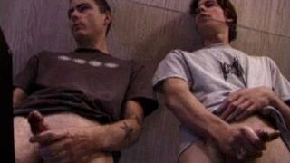 Les amateurs Jayden et Dan se branlent