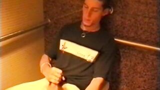 Masturbarsi in un bagno pubblico