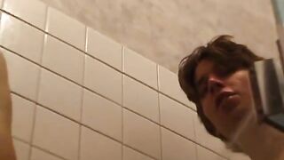 Garotos héteros chupam pau no chuveiro