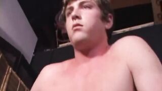 Zack Perry masturbándose