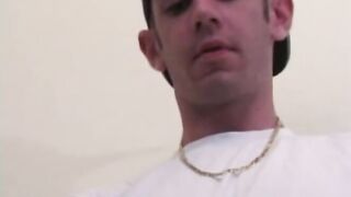 Tag amador batendo com brinquedo