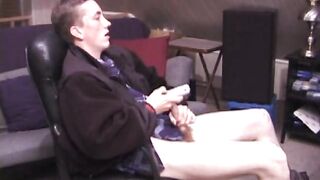 Derek dilettante si accarezza il pene