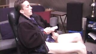 Derek dilettante si accarezza il pene