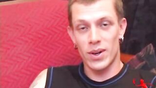 Shane dilettante che si accarezza il pene