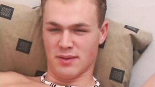 Billy baise Brett, un hétéro