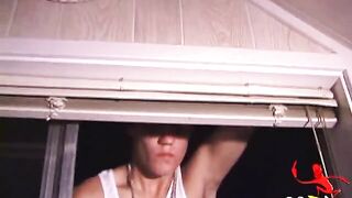 L'exhibitionniste Lance se fait baiser à l'extérieur