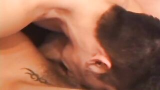 Le jeune Alex et Derrick se retournent pour baiser