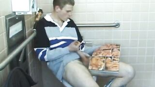 Jovem cristão roubando banheiro