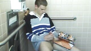 Jovem cristão roubando banheiro