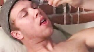 Caleb Lewis se masturbando