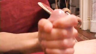 Le jeune Emilio bat sa viande