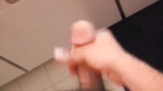 Marcus wichst auf der Toilette