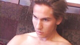 Brock Labelli suce une bite