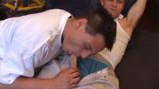 Gunner et Lucas sucent une bite