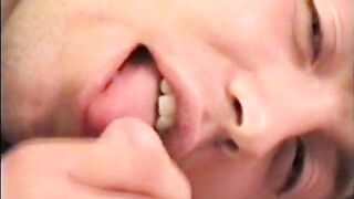 Johnny et Adam sucent une bite