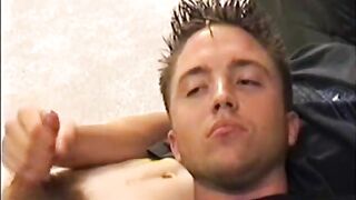 Johnny et Adam sucent une bite