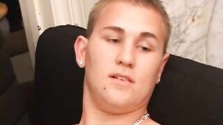 O jovem Adrian se masturba