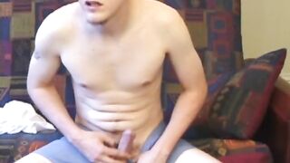 Il giovane Ethan si masturba