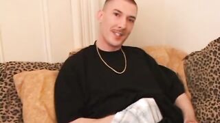 O jovem Richard se masturba