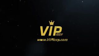 Vipissy - Pissende Lesben Nicol Love und Emilya Argan werden durchnässt