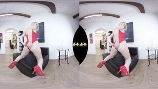 La rubia pervertida folla la botella de vidrio después de orinar en la realidad virtual