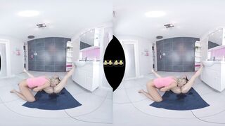 Blondine trifft Brünette in Pissy Pussy Lecken - Virtueller Porno