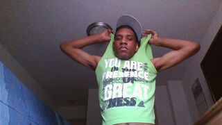 Twink nero amatoriale che si accarezza il grosso cazzo