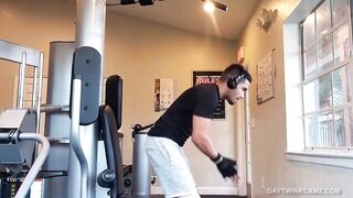 L'amateur Damian se branle dans une voiture