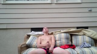 Cole dilettante che si accarezza alla luce del sole