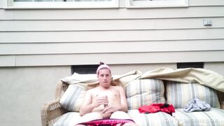 Cole dilettante che si accarezza alla luce del sole