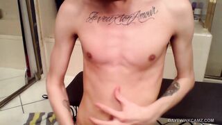 Landon, un flaco aficionado, se golpea la polla grande